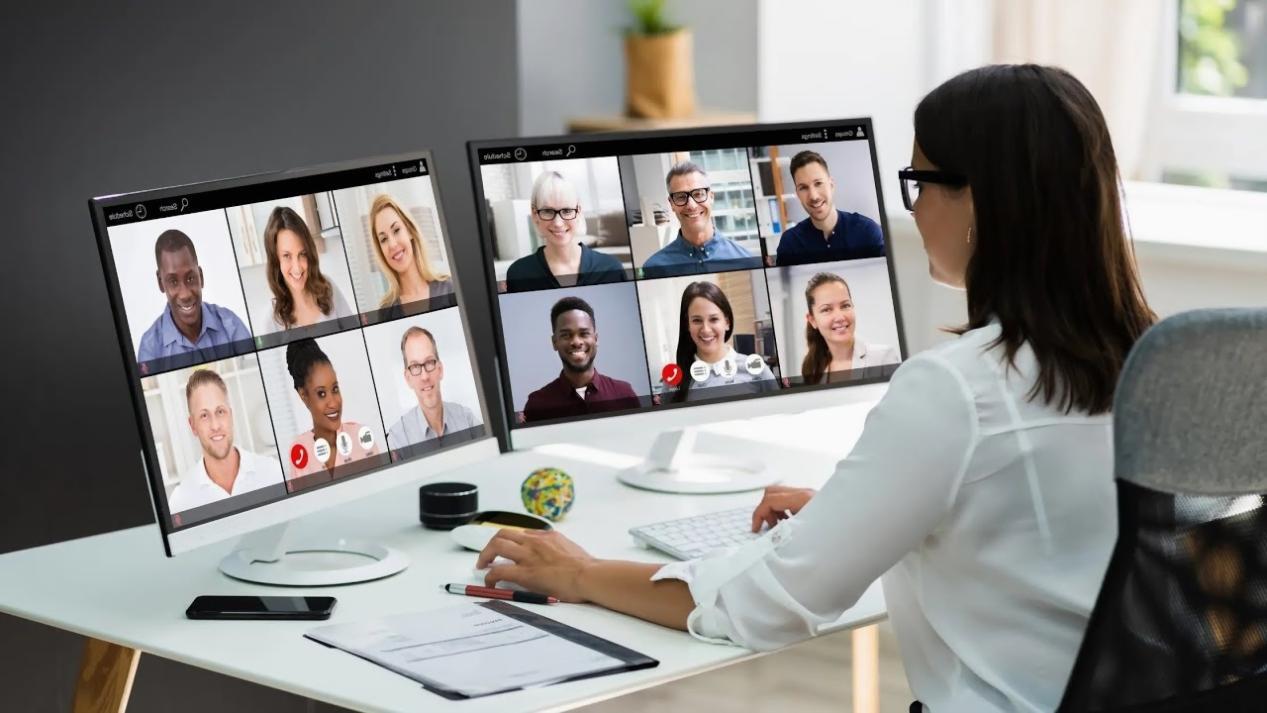 Gruppe diskuterer analyse ved bord